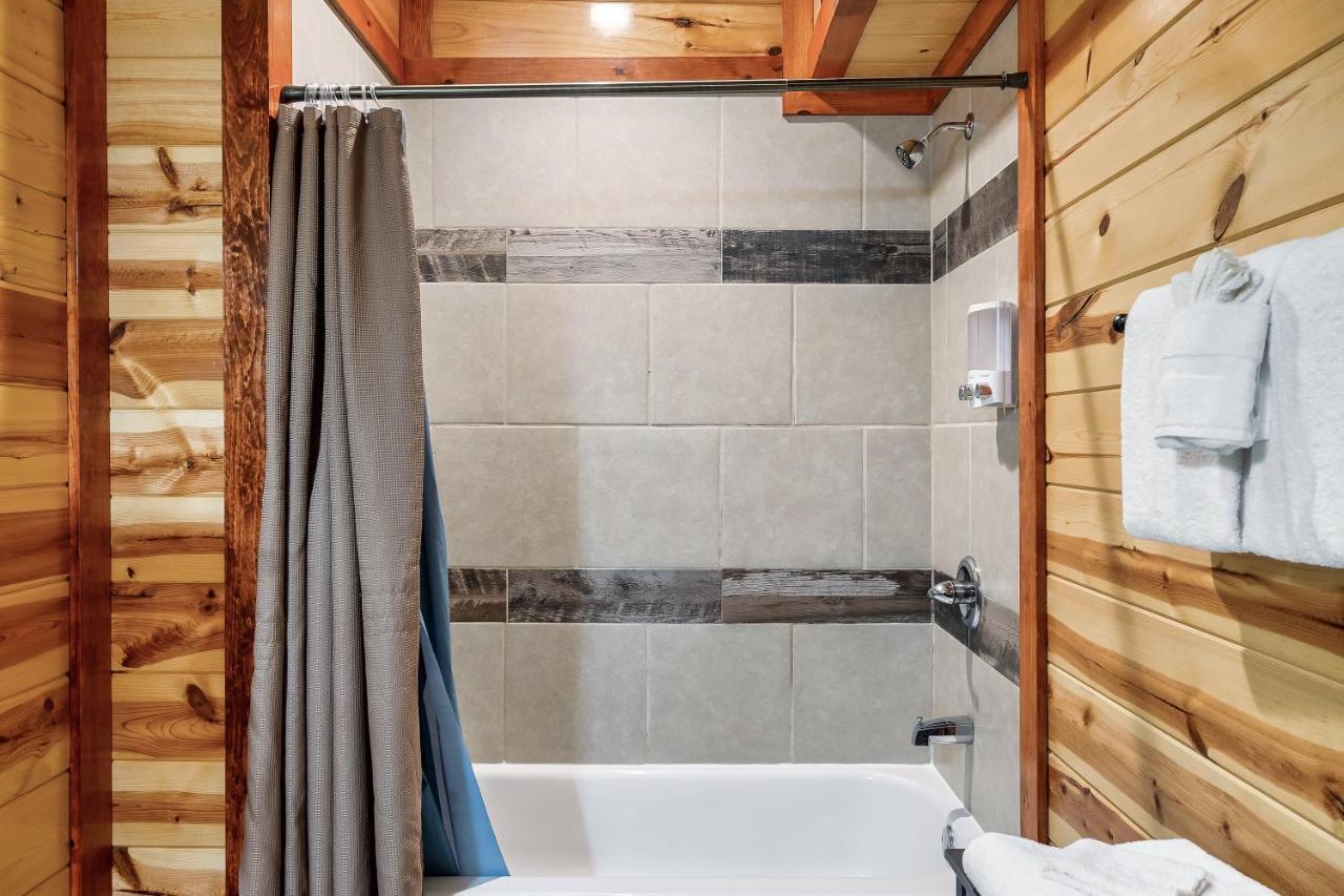 Grizzly Bears Resort - Luxury Cabin With Indoor Pool, Hot Tub, Theater, King Beds, Sleeps 16 In Heart Of Pigeon Forge Holiday home *