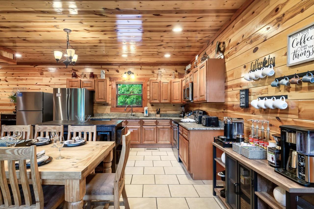 Grizzly Bears Resort - Luxury Cabin With Indoor Pool, Hot Tub, Theater, King Beds, Sleeps 16 In Heart Of Pigeon Forge Holiday home